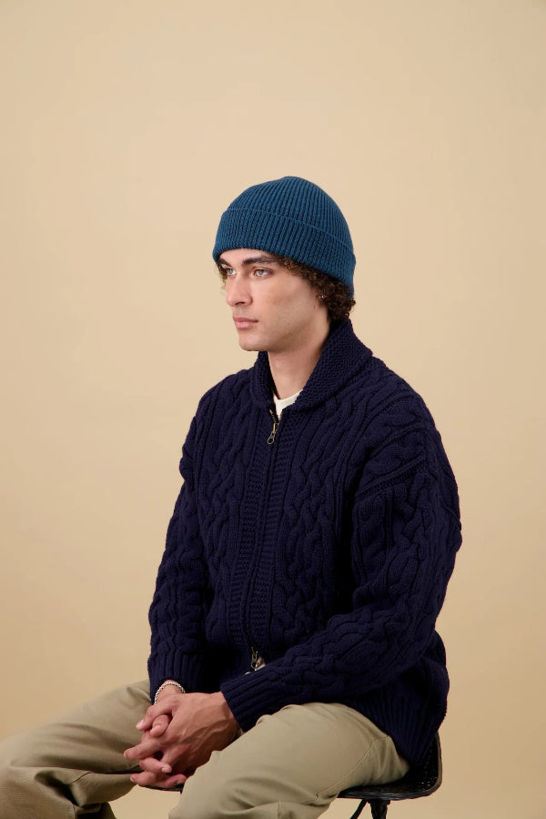 Bonnet en laine mérinos bleu pétrole de profil