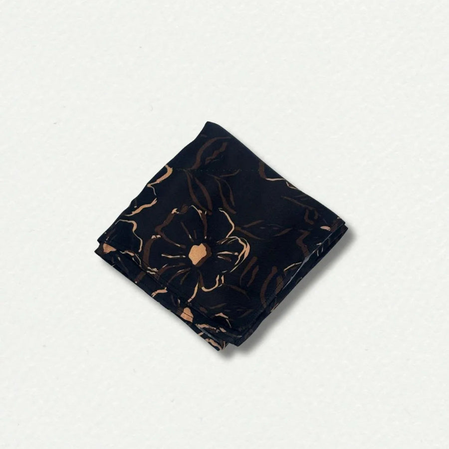 Foulard carré imprimé Lueurs florales fabriqué à Paris