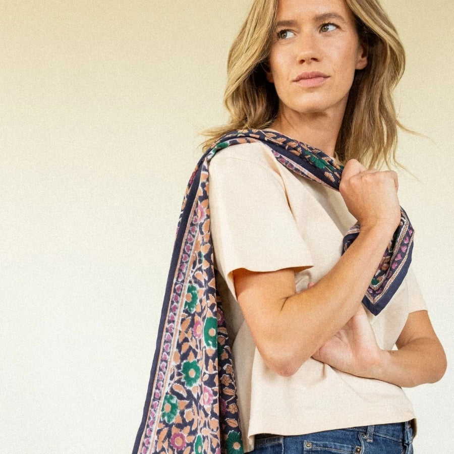 foulard apaches coeur navy forest porté