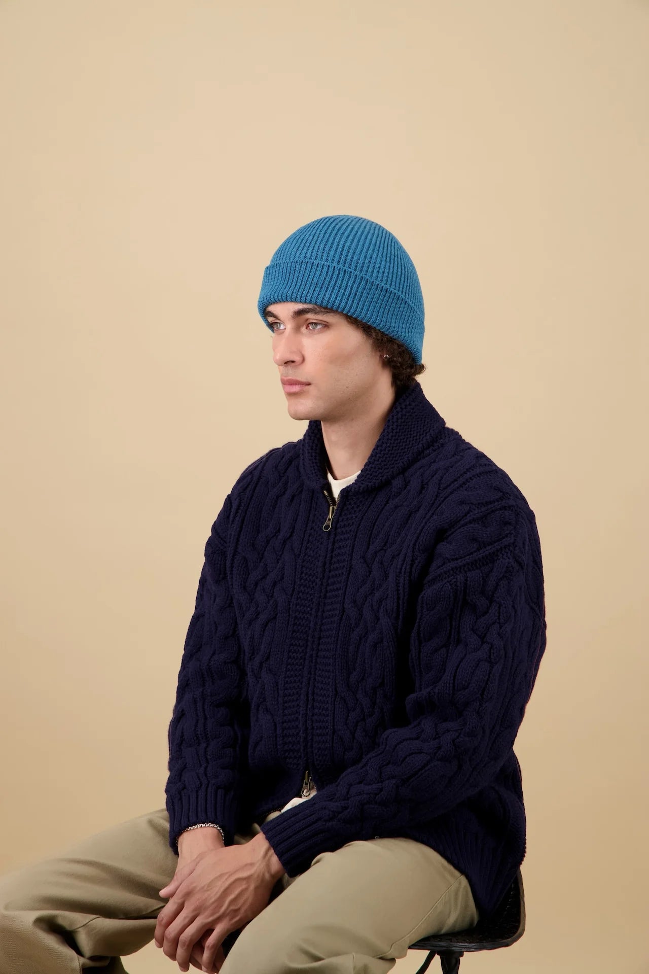 Bonnet en laine mérinos bleu canard profil