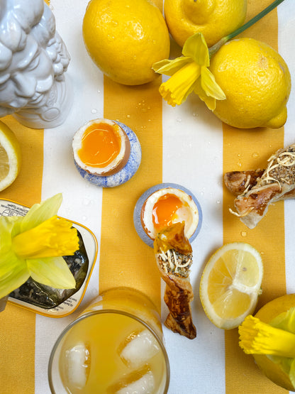 Coquetier en coquilles d'oeuf bleu et azzuro