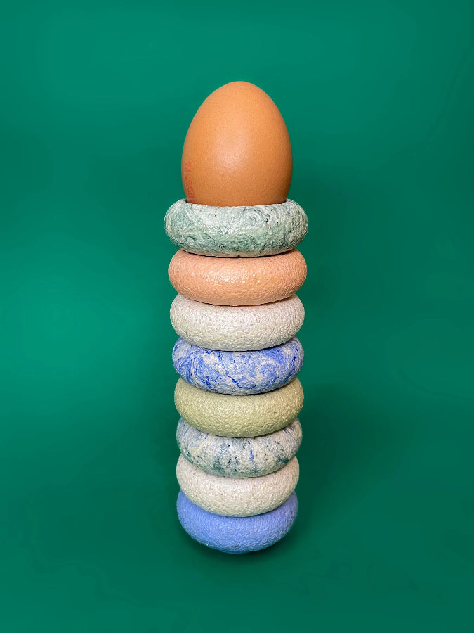 pile de coquetier en coquilles d'oeuf