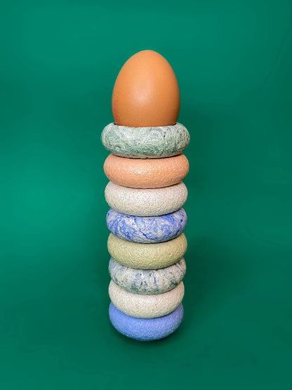 pile de coquetier en coquilles d'oeuf