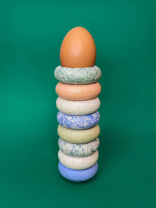 pile de coquetier en coquilles d'oeuf