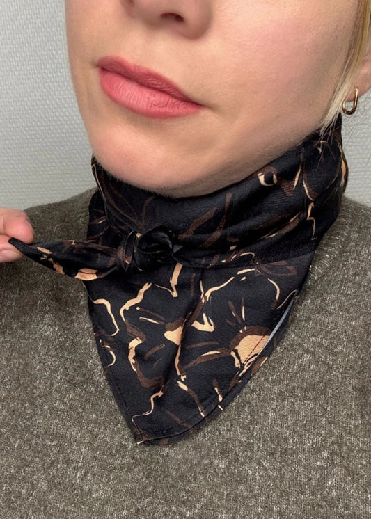 Foulard carré imprimé Lueurs florales fabriqué en France