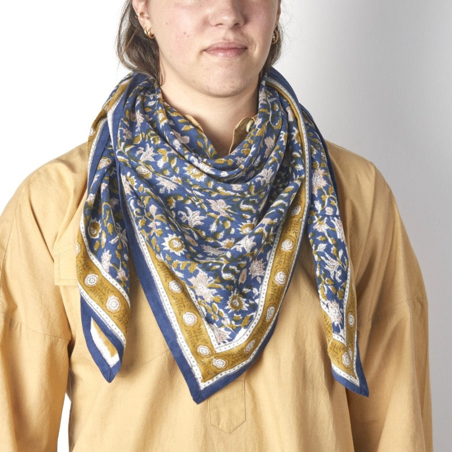 Foulard en coton imprimé en block print. Modèle azur blue