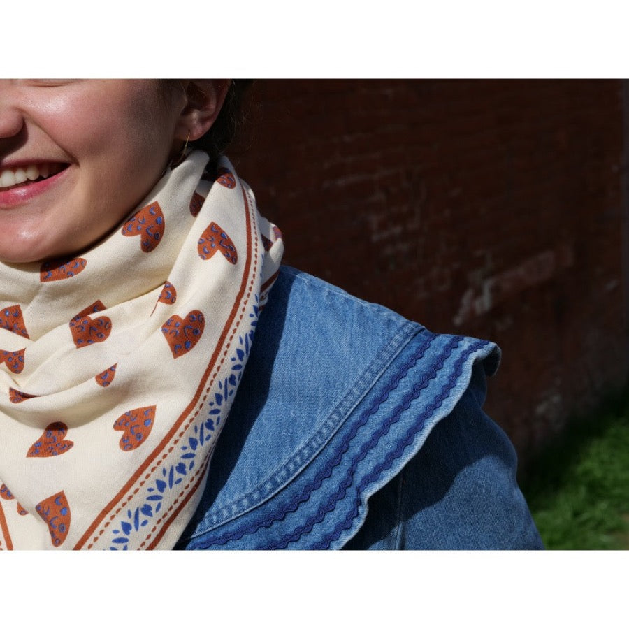 Foulard en coton imprimé en block print. Modèle  coeur sauvage ecru