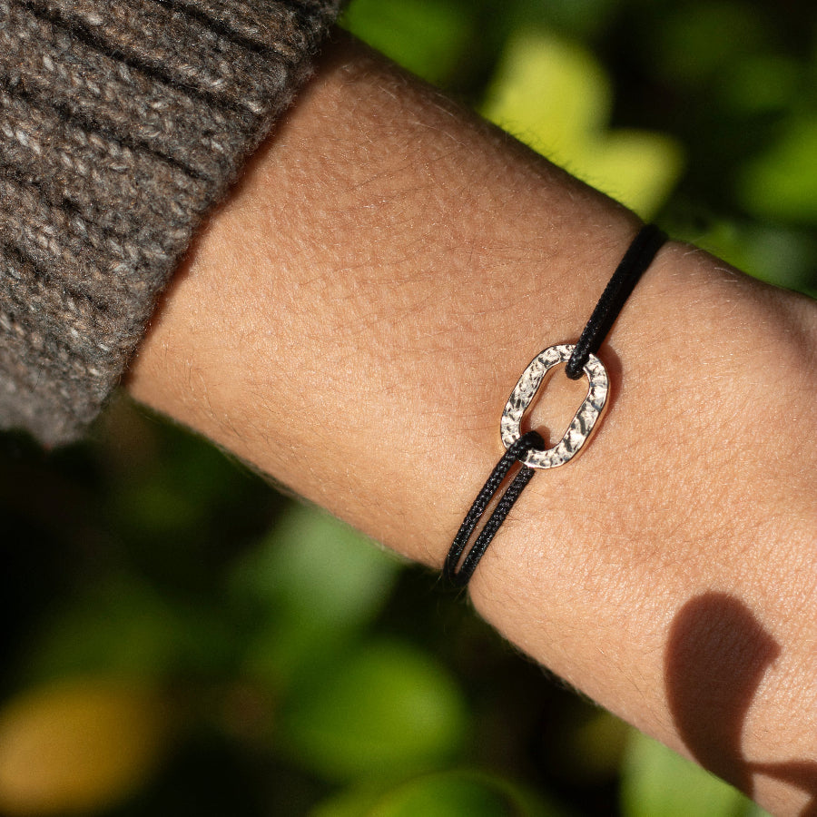 bracelet plaqué or martelé cordon noir