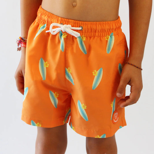 Maillot-de-bain-enfant-recycle-orange-motif-surf-face-fond-blanc