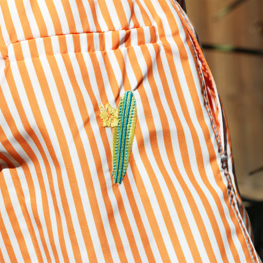 Maillot-de-bain-enfant-recycle-orange-raye-broderie-surf-zoom