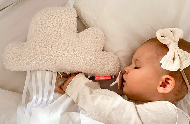 bébé qui dort avec la boite à musique nuage de chez Mellipou