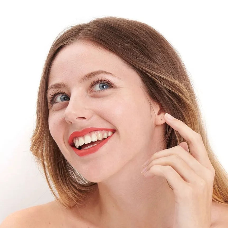 Rouge à lèvres hydratant Corail Pomponne sur blonde peau blanche