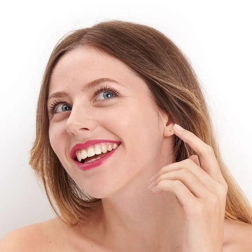 Rouge à lèvres hydratant Framboise Pomponne sur blonde peau blanche