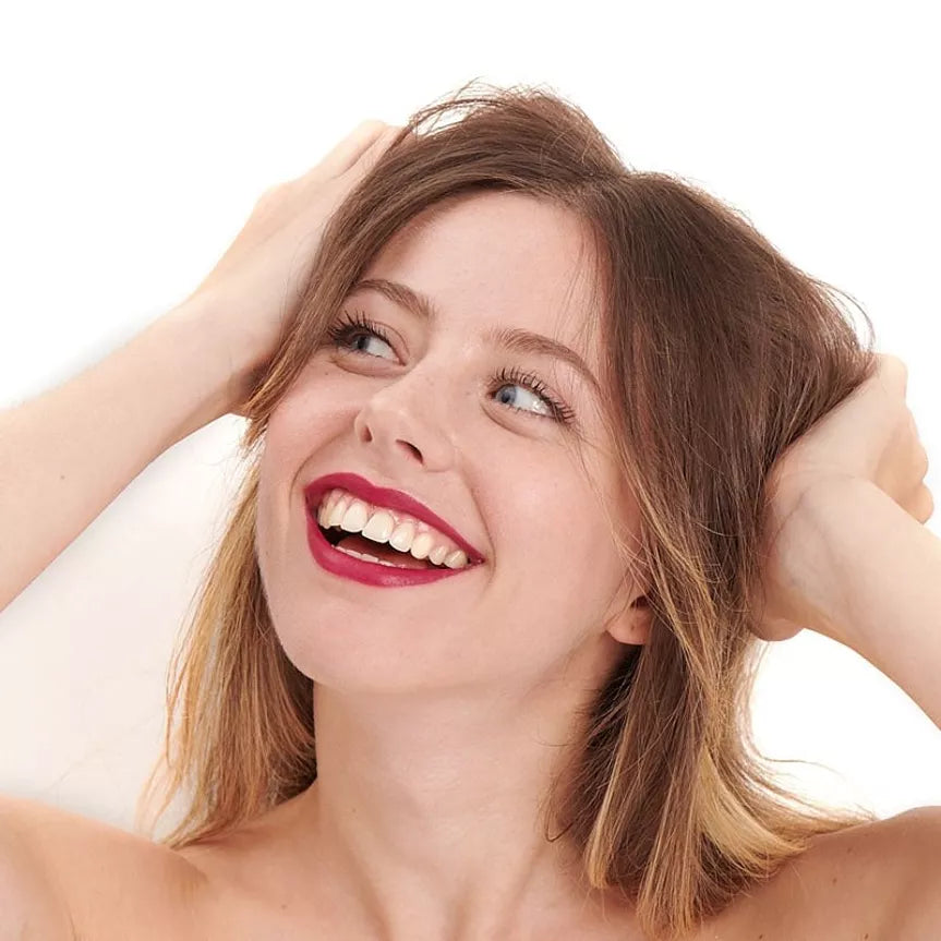 Rouge à lèvres hydratant Grenat Pomponne sur blonde peau blanche