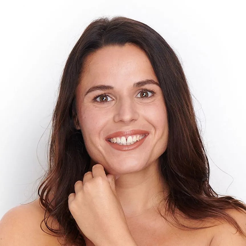 Rouge à lèvres hydratant Nude Brun Pomponne sur rousse peau blanche