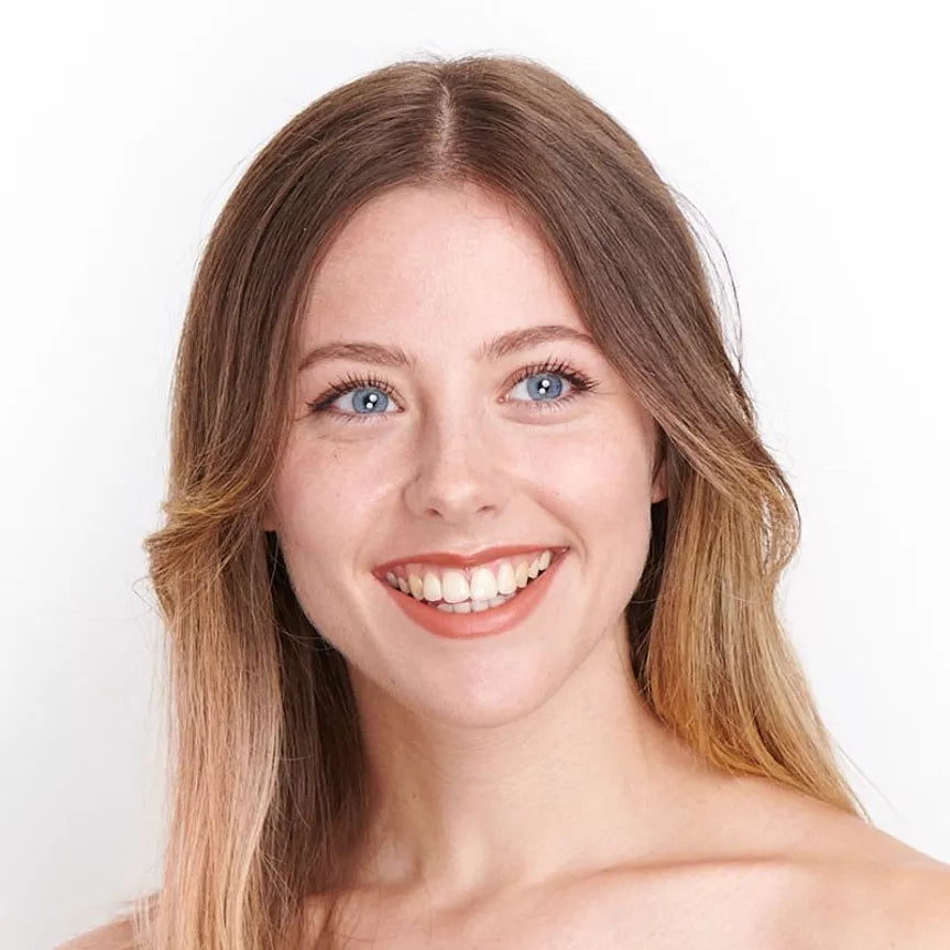 Rouge à lèvres hydratant Nude Brun Pomponne sur blonde peau blanche