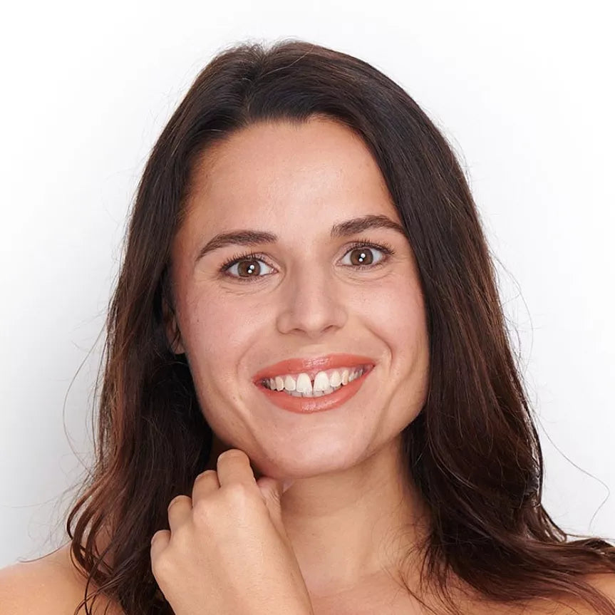 Rouge à lèvres hydratant Pêche Pomponne sur brune peau blanche