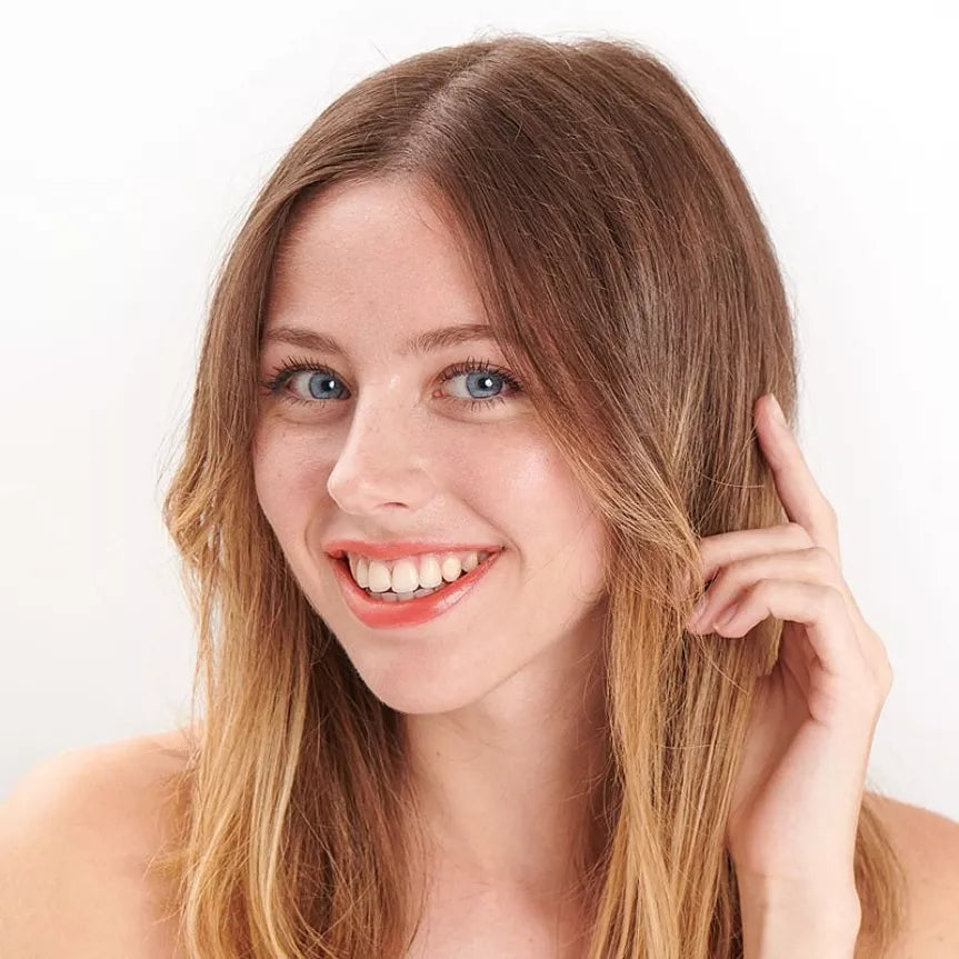 Rouge à lèvres hydratant Pêche Pomponne sur blonde peau blanche