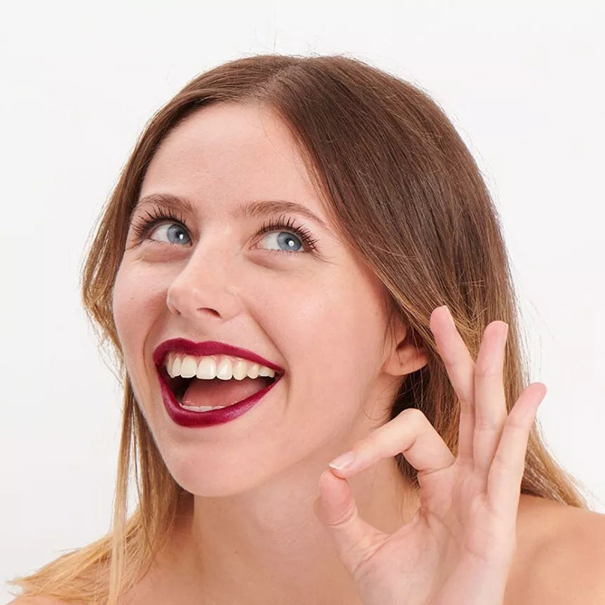 Rouge à lèvres hydratant Prune Pomponne sur peau blanche