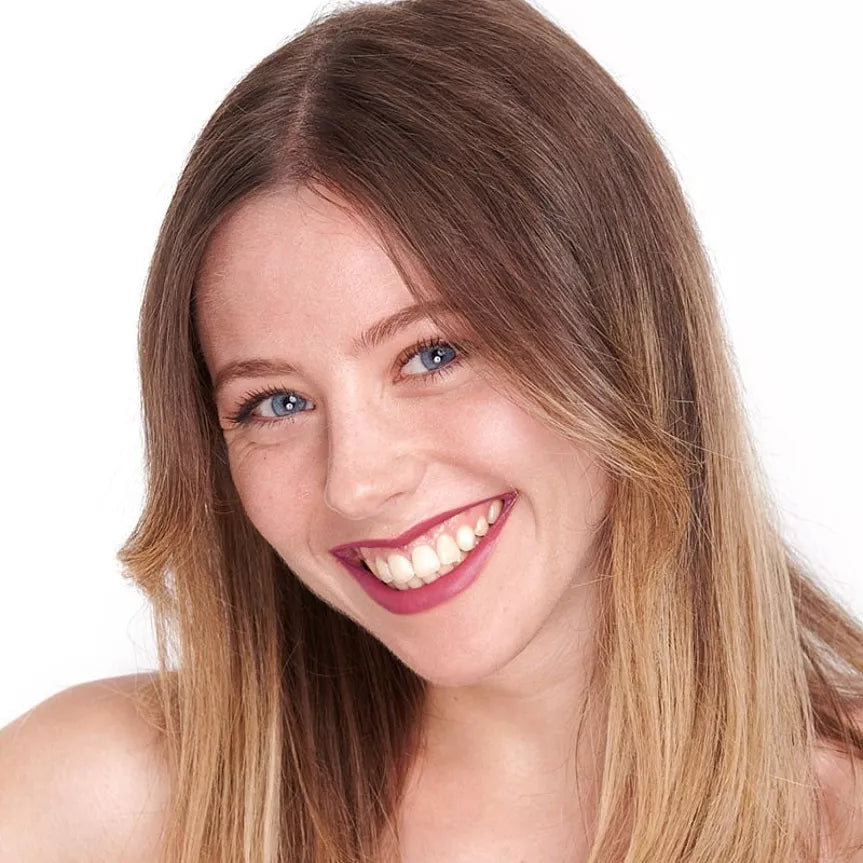 Rouge à lèvres hydratant Rose d'hiver Pomponne sur blonde peau blanche