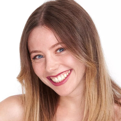 Rouge à lèvres hydratant Rose d'hiver Pomponne sur blonde peau blanche