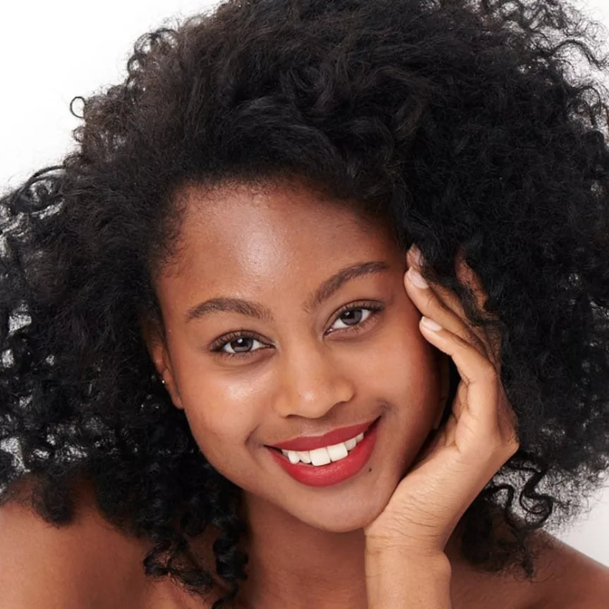 Rouge à lèvres hydratant rouge cerise Pomponne sur peau noire