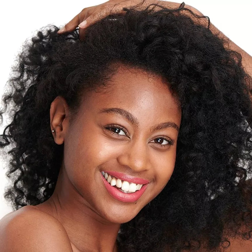 Rouge à lèvres hydratant rose rétro Pomponne sur peau noire