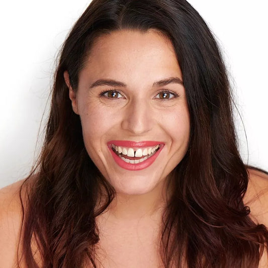 Rouge à lèvres hydratant rose rétro Pomponne sur brune peau blanche