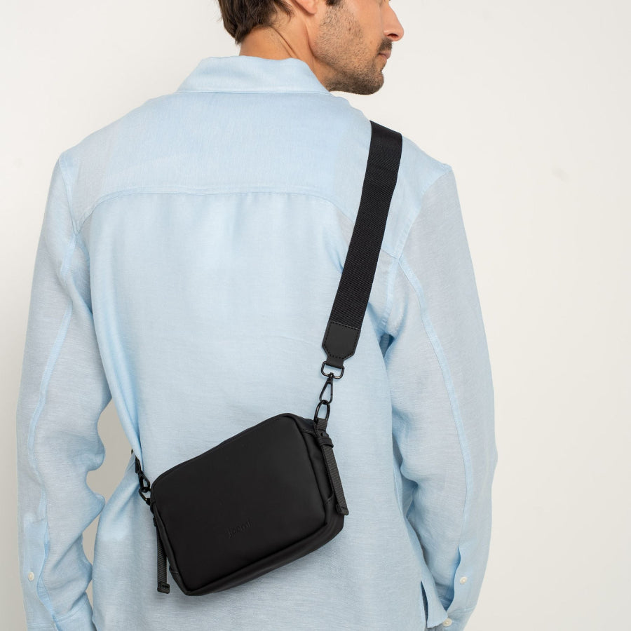 Sacoche vegan joomi noir gros plan porté par un homme