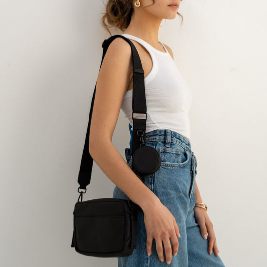 Sacoche vegan joomi noir gros plan porté par une femme