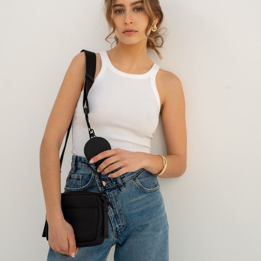 Sacoche vegan joomi noir gros plan porté par une femme de face