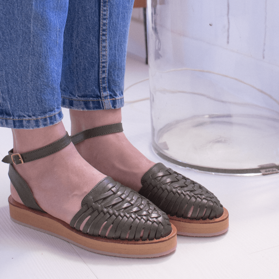 Sandales Loma olive mapache portées