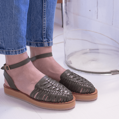 Sandales Loma olive mapache portées