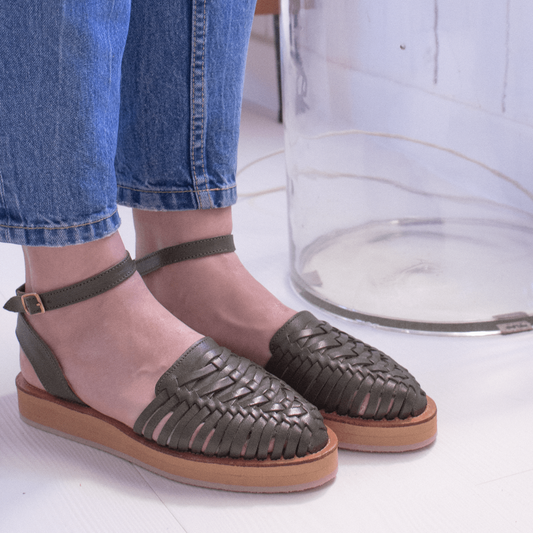 Sandales Loma olive mapache portées