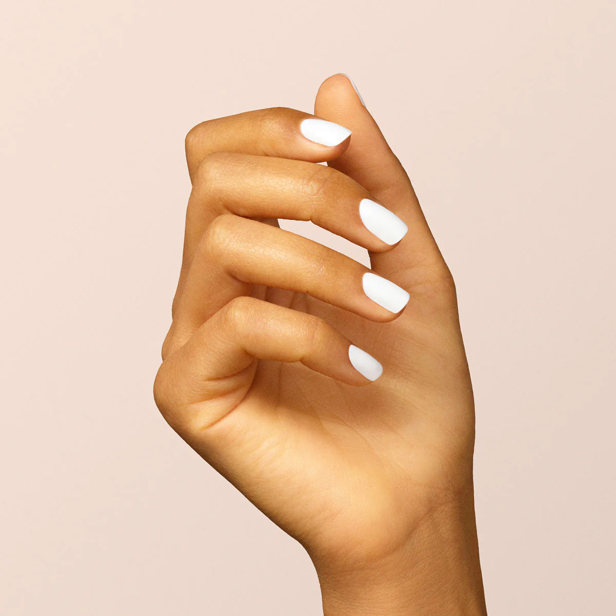 Vernis Snow green flash semi permanent Manucurist posé