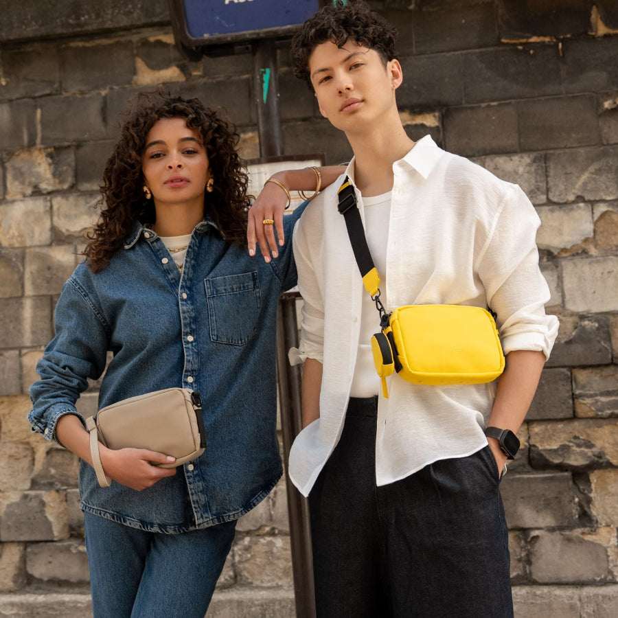 photo d'une femme et d'un homme posant avec leur sacoche Joomi