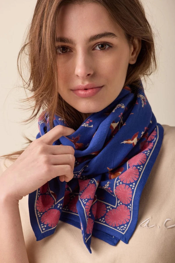 Foulard - Cerisier Bleu royal grand format porté