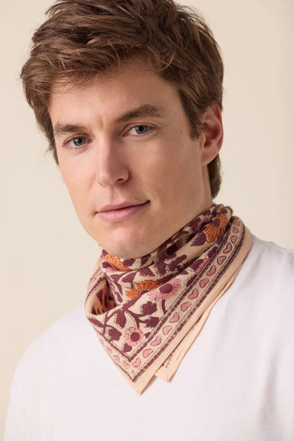 Foulard - Coeur Flamingo porté par un homme