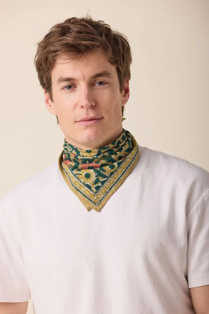 Foulard - Coeur Khaki porté par un homme