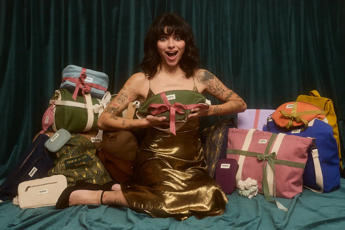 Femme entourée de cadeaux de Noël - sacs Hindbag