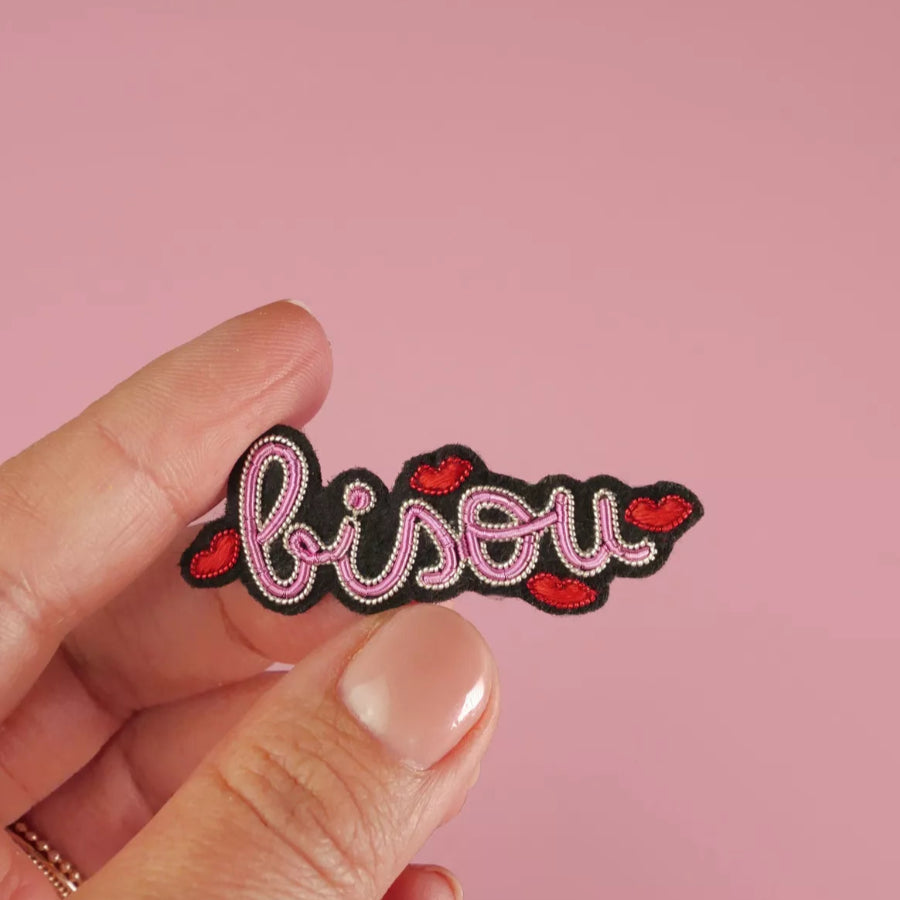 broche bisou brodée malicieuse