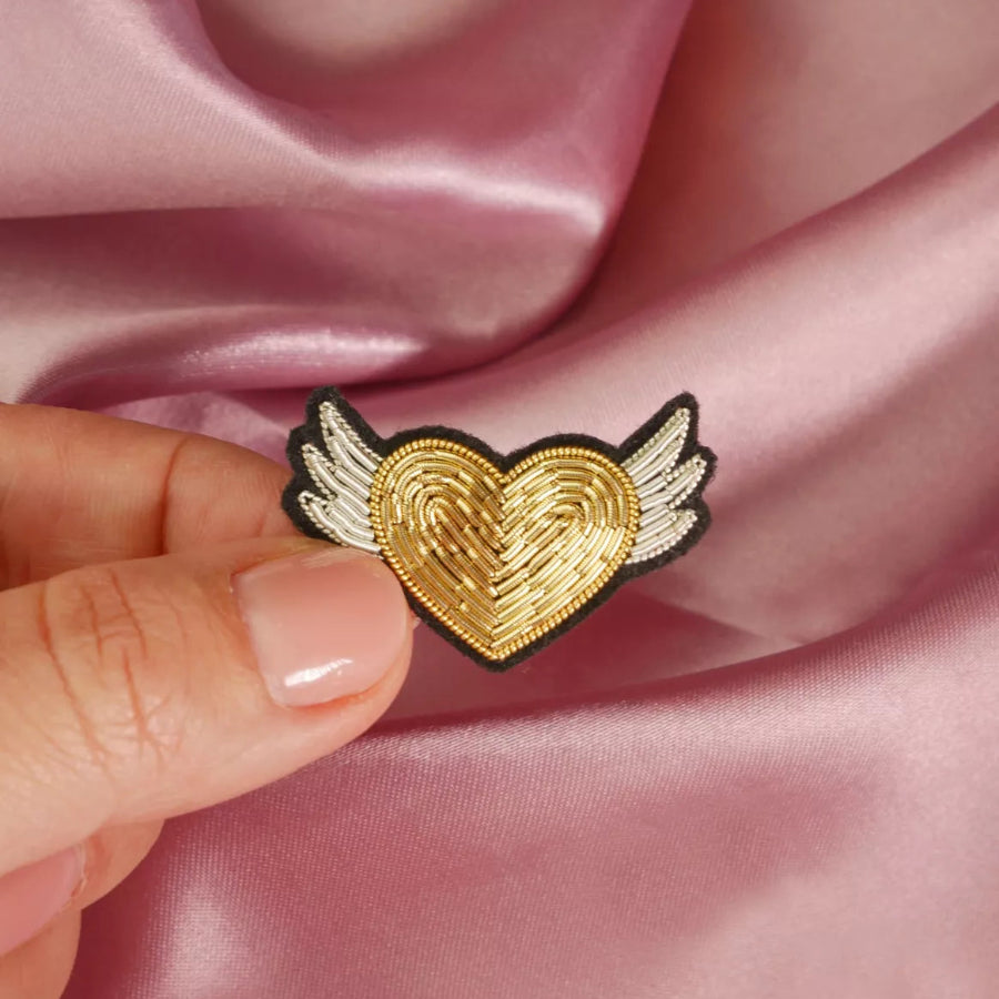 broche brodée main malicieuse coeur ailé
