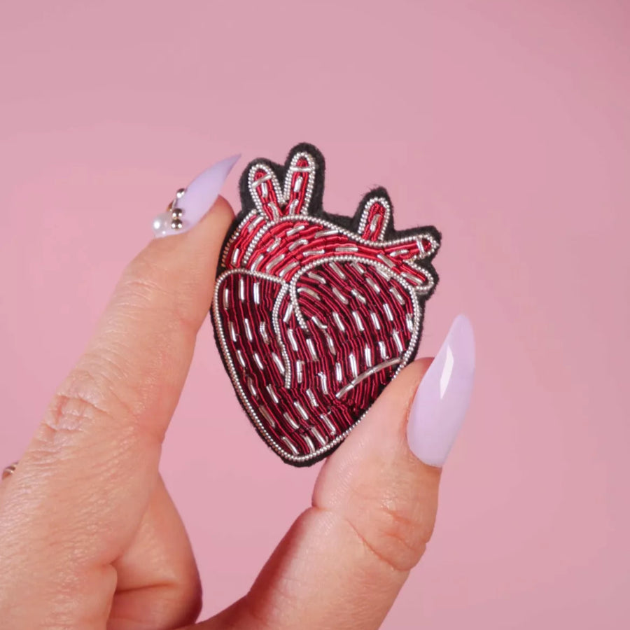 broche brodée main malicieuse coeur humain