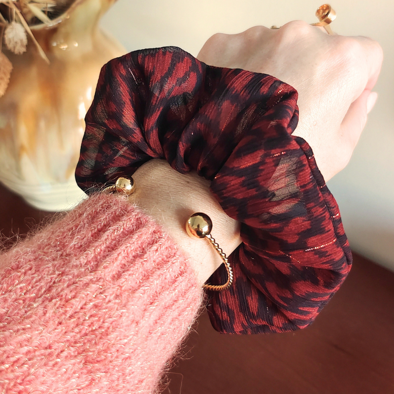 Chouchou Selma au poignet avec une maille rose