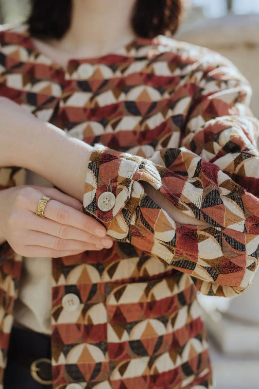 détail manche de la veste sienna boutonnée sevenlie horizon rose