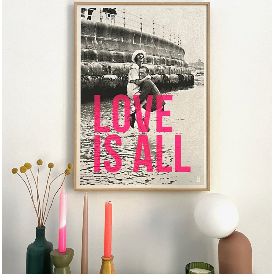 affiche encadrée love is all kencre