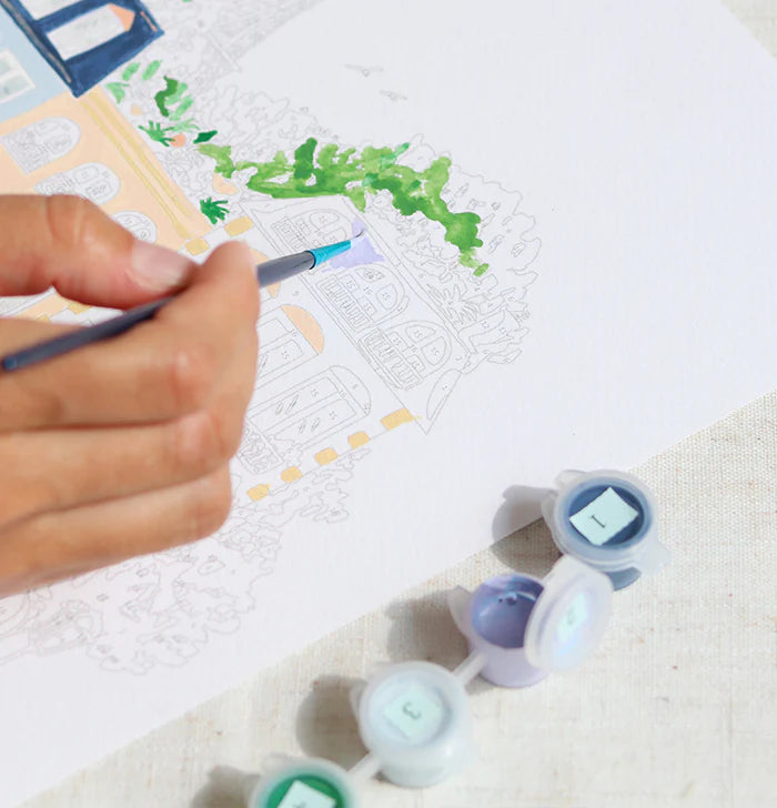 zoom sur la main d'une personne en train de faire de la peinture au numéro