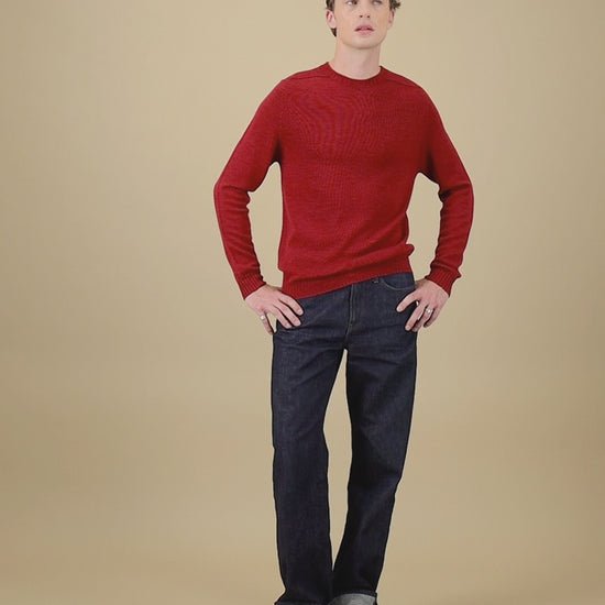 Pull en laine rouge porté