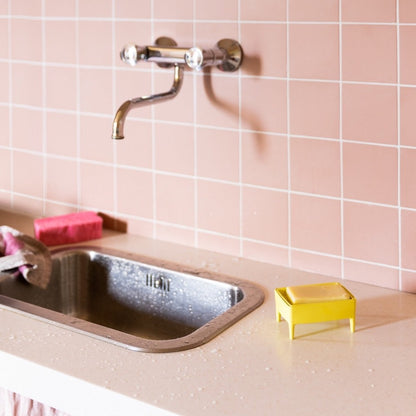 Porte savon râpe en plastique recyclé jaune Foekje Fleur