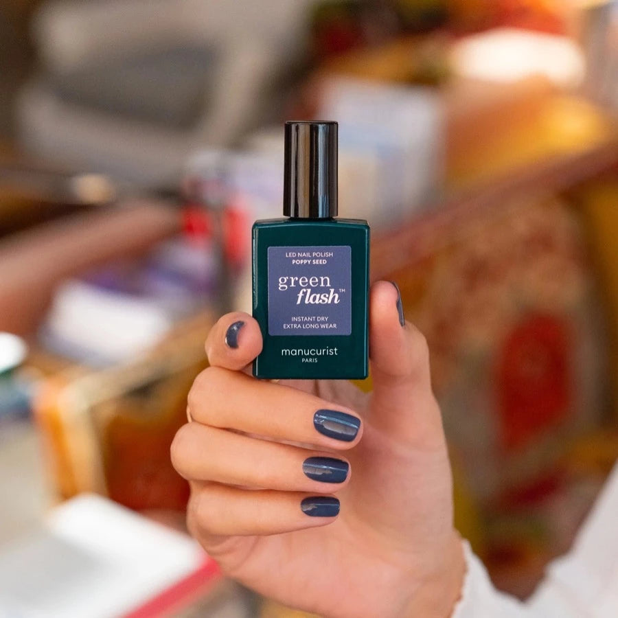 butyl acetate, ethyl acetate, nitrocellulose, hydroxyethyl acrylate/ipdi/PPG-15 glyceryl ether copolymer, acetyl tributyl citrate, isopropyl alcohol, bis-hema poly(1,4-butanediol)-9/ipdi copolymer, stearalkonium bentonite, ethyl trimethylbenzoyl phenylphosphinate, CI 77499 (iron oxides), CI 77891 (titanium dioxide), diacetone alcohol, silica, CI 77510 (ferric ammonium ferrocyanide), BTH, CI 15880 (red 34 lake), phosphoric acid, CI 19140 (yellow 5 lake)  Bio-sourcés à 57,5%